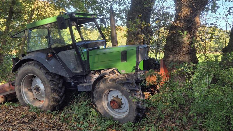 Unfall in Schiffdorf: Traktor kollidiert mit einem Baum Der Traktor ist auf der Schleusenstraße von der Fahrbahn abgekommen.