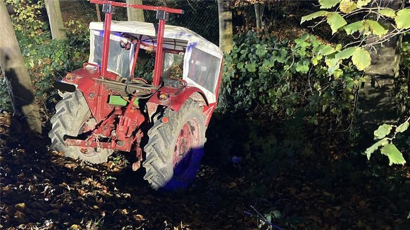 Unfall auf der L111: Autofahrer schiebt Traktor in den Graben Der Traktor landete durch den Aufprall im Graben.