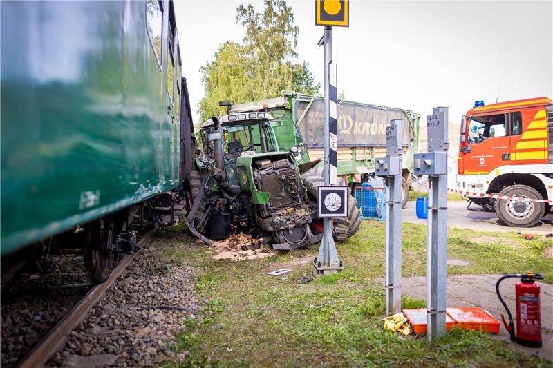 Der Traktor steht nach einem Unfall im Landkreis Schaumburg neben der  Museumseisenbahn.
