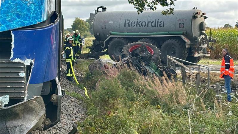 Der Traktor wurde durch den Aufprall neben das Gleisbett geschleudert.