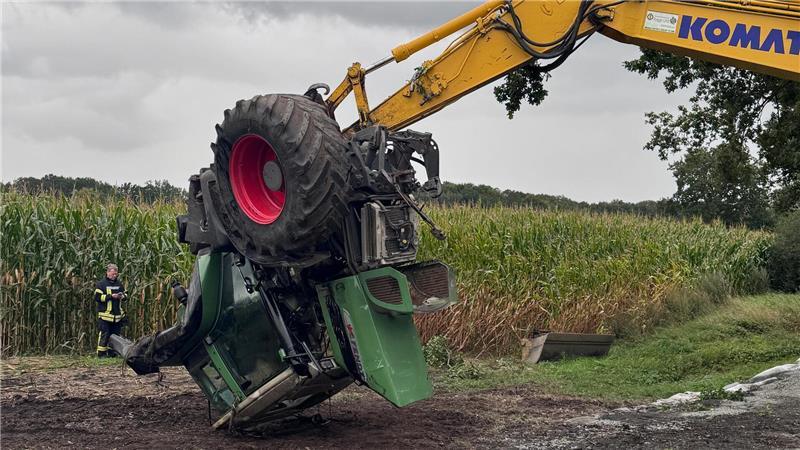 Nach Bahnunfall bei Kutenholz: Wann die Züge wieder fahren Der Traktor wurde mit einem Bagger aus dem Graben gehoben.