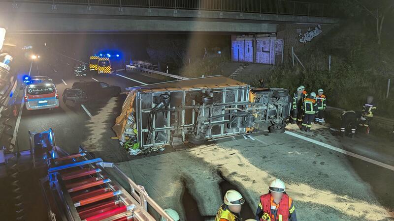 Der Transporter blockierte die Autobahn 1 in Fahrtrichtung Bremen.