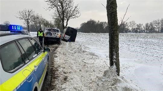 Der Transporter ist gegen einen Baum gekracht.