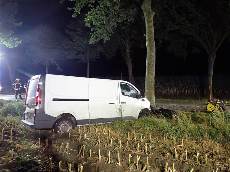 Transporter rammt Baum – Fahrer schwer verletzt Der Transporter kam schließlich in einem Feld zum Stehen. Foto: Polizei