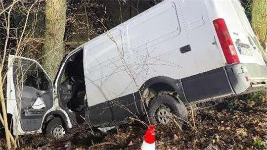 Der Transporter kam von der Fahrbahn ab und krachte in einen Baum. 