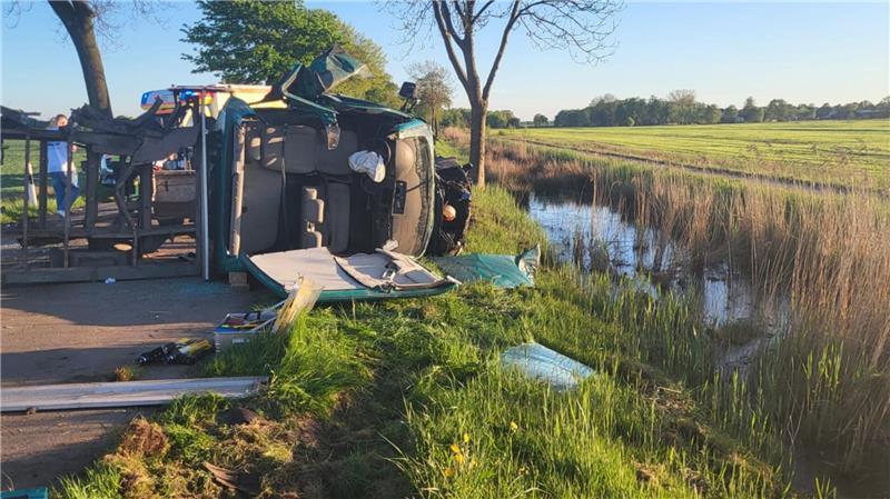 Der Transporter prallte gegen einen Baum und wurde zurück auf die Straße geschleudert.