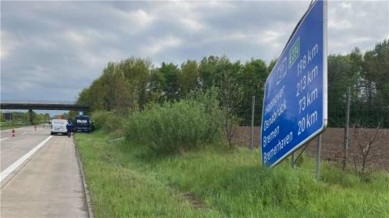 Der Transporter rammte das Autobahnschild auf der A27.