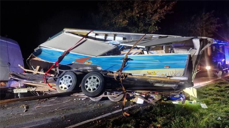 Der Transporter schleudert gegen die Leitplanke. Bei dem Unfall in Hemmoor kippt der Anhänger um.