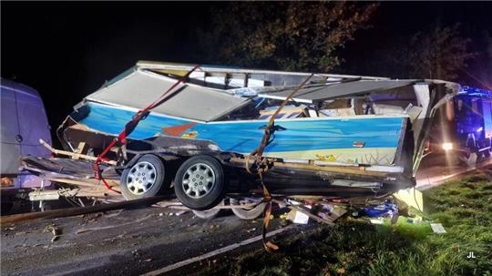 Der Transporter schleudert gegen die Leitplanke. Bei dem Unfall in Hemmoor kippt der Anhänger um.