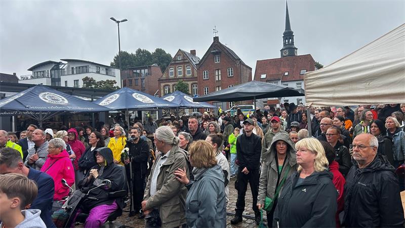 Der Trauermarsch endet am Stadthafen mit einer kurzen Kundgebung und einem Benefizkonzert.