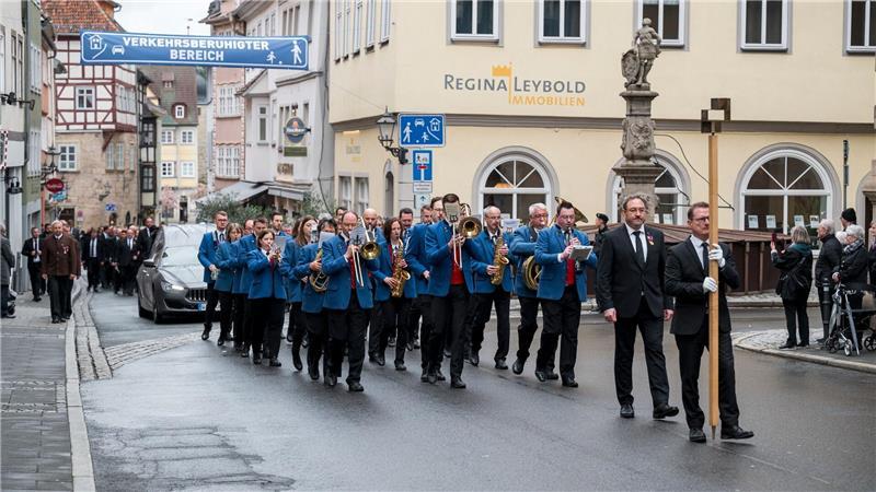 Tränen in Coburg: Schwedisches Königspaar nimmt Abschied von Prinz Andreas Der Trauerzug führte durch Coburg.