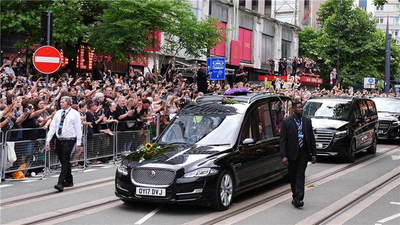 Der Trauerzug von Black-Sabbath-Frontmann Ozzy Osbourne fährt die Broad Street entlang, während sein Leichnam nach seinem Tod in der vergangenen Woche im Alter von 76 Jahren in seine Heimatstadt zurückgebracht wird.