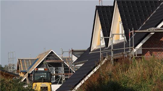 Der Traum vom Eigenheim lebt - hier als ein Beispiel das in den vergangenen fünf Jahren entstandene Baugebiet "Hörstdiek" in Altenwalde. Viele wollen für immer hier wohnen bleiben. Im Alter stellt sich allerdings häufig die Frage, ob dafür genug Geld übrig ist. Zum Komplettverkauf der Immobilie gibt es nun eine weitere Alternative. Foto: Reese-Winne