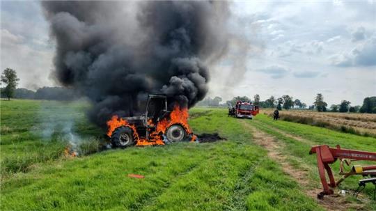 Der Trecker steht in Flammen auf einem Feld in Kehdingen.