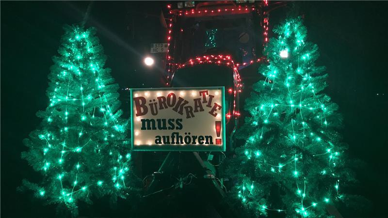 Ein Stern zum Abschied: 96 Treckerfahrer touren über die Geest Der Trecker von Hartmut Cordes.