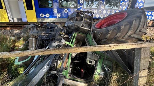 Der Treckerfahrer wurde bei dem Unfall schwer verletzt.