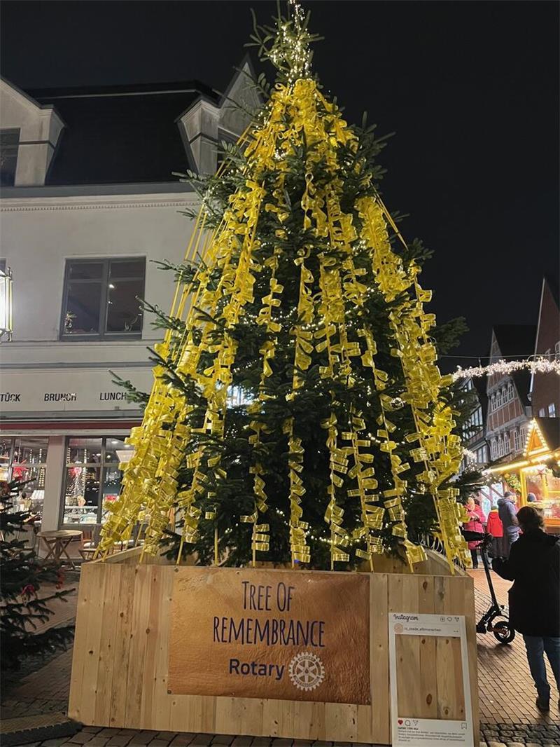Tierisch gute Nachrichten und Tränen auf dem Weihnachtsmarkt Der „Tree of Remembrance“ auf dem Stader Weihnachtsmarkt.