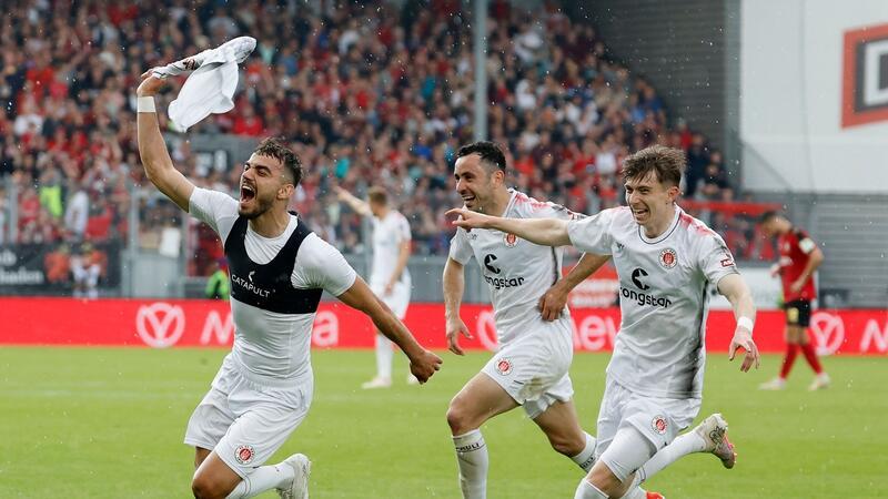 Der Treffer zur Meisterschaft: St. Paulis Danel Sinani (l.) jubelt nach seinem späten Tor zum 2:1.