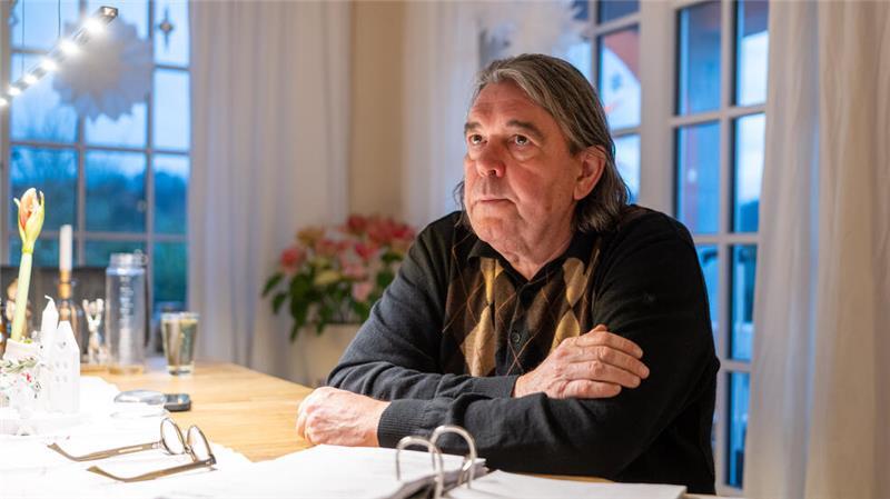 „Mir kann kein Arzt helfen“ – Wenn Krankheit zum Martyrium wird Der Trierer Rechtsanwalt Bernward Wittschier sitzt an einem Tisch hinter einem Aktenordner. Er leidet seid mehr als zehn Jahren an einer noch nicht diagnostizierten und fortschreitenden Krankheit.