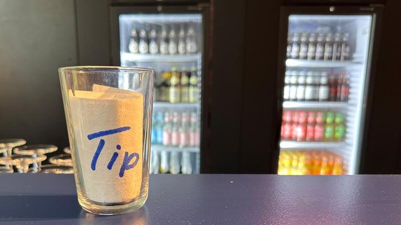 Wandel beim Trinkgeld: Das „Stimmt so“ stirbt aus Der Trinkgeld-Becher stirbt aus. Dafür gibt es mittlerweile andere Möglichkeiten für das „Stimmt so“.