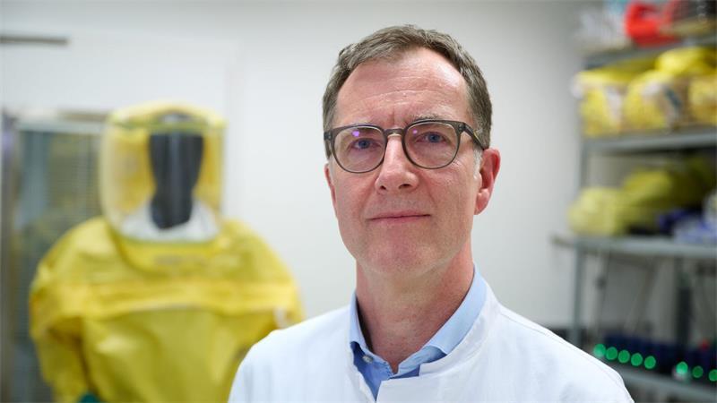 Wie Ebola-Patienten auf Isolierstationen behandelt werden Der Tropenmediziner Torsten Feldt ist in Düsseldorf für die Sonderisolierstation zuständig. (Archivbild)