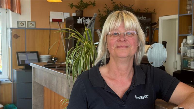 Der Trubel um den vor Poel gestrandeten Wal ist laut Kellnerin Mandy Hartung schlecht für das Geschäft.