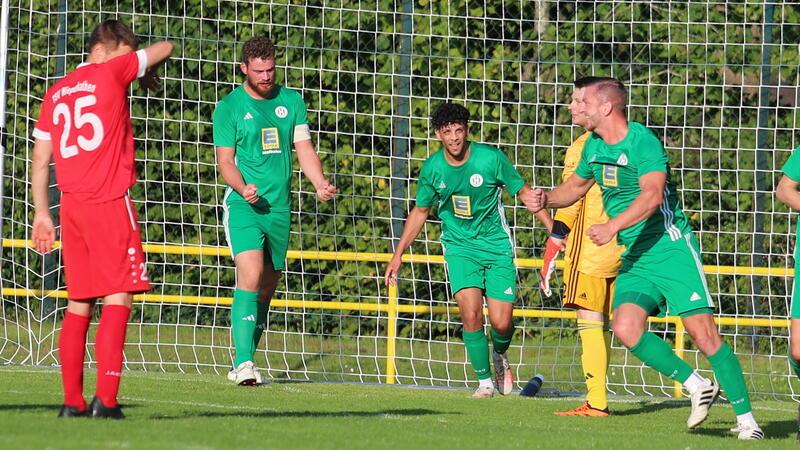 Der TuS Harsefeld um Spielertrainer Marcel Jacobi feiert die frühe 3:0-Führung in Wiepenkathen.