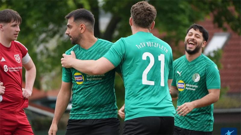 Tor mit Folgen und geknackte Schallmauern: So irre lief die Stader Saison Der TuSV Bützfleth hatte vergangene Saison gut lachen.