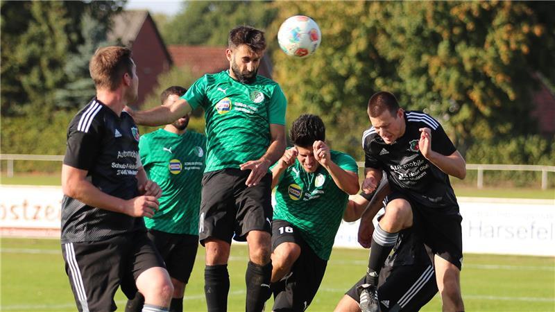 So findet Bützfleth nach dem Spielabbruch wieder in die Spur Der TuSV Bützfleth vergibt in Kutenholz gegen den FC Mu/Ku Chancen für zwei Spiele. Hier scheitert Enes Görüm per Kopf.