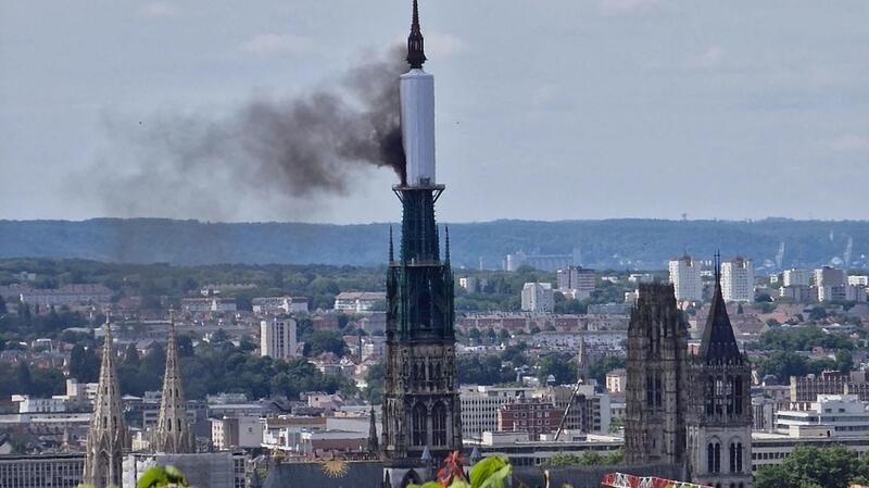 Brand im Turm der Kathedrale von Rouen Der Turm der Kathedrale von Rouen steht in Flammen.