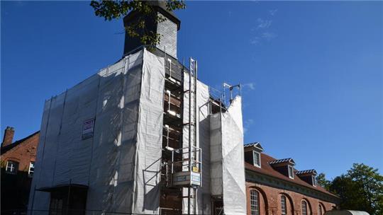 Der Turm der Krummendeicher Kirche ist so eingepackt, dass keine Steine auf Passanten fallen können.