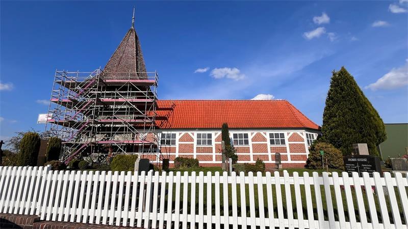 Der Turm der St.-Johannes-Kirche in Neuenkirchen ist eingerüstet.