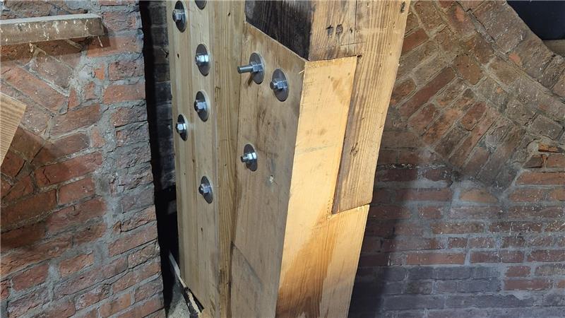 St.-Petri-Kirche in Buxtehude: Turmretter arbeiten in 40 Meter Höhe Der Turmauflager ist instand gesetzt: Morsche Holzteile sind ersetzt worden.