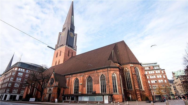 Der Turmhelm der Jacobikirche aus den 1960er Jahren ist zu schwer für den mittelalterlichen Unterbau und muss abgetragen werden. (Archivbild)