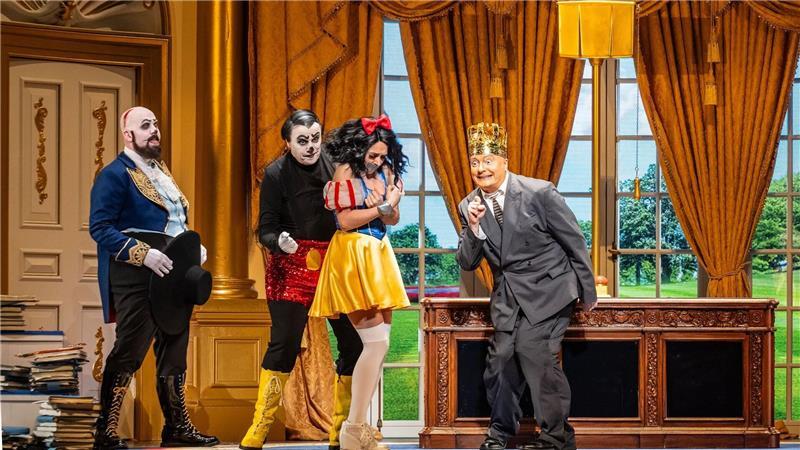 Der Tyrann wird als eine Parodie auf Donald Trump dargestellt. 