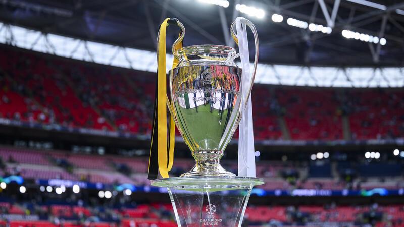 Computer, Gegner, Neuerungen: So läuft die Champions-League-Auslosung Der UEFA Champions League Pokal steht vor einem Spiel im Stadion.