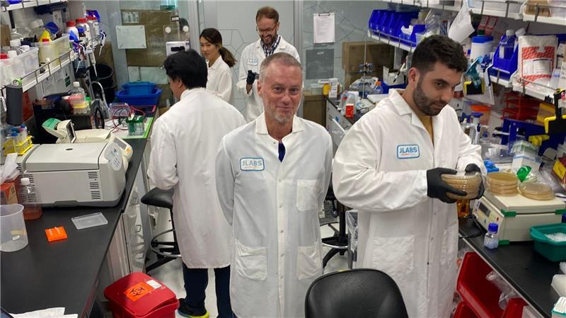 Durch Hunderte Bisse zu Mittel gegen Schlangengifte gelangt Der US-Amerikaner Tim Friede (M) ist inzwischen bei Centivax angestellt.