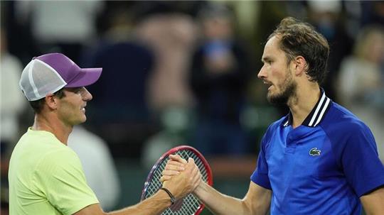 Der US-Amerikaner Tommy Paul (l) gratuliert Daniil Medwedew nach deren Halbfinal-Match.