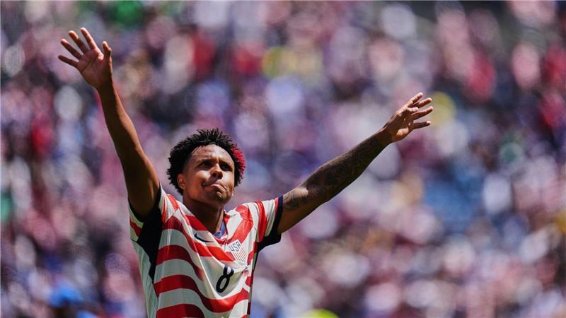 Der US-Amerikaner Weston McKennie jubelt nach dem Sieg seiner Mannschaft gegen Australien bei der Fußball-WM.