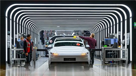 Der US-Elektroautobauer Tesla hat den Krankenstand in der Fabrik in Grünheide bei Berlin reduziert. (Archivbild)