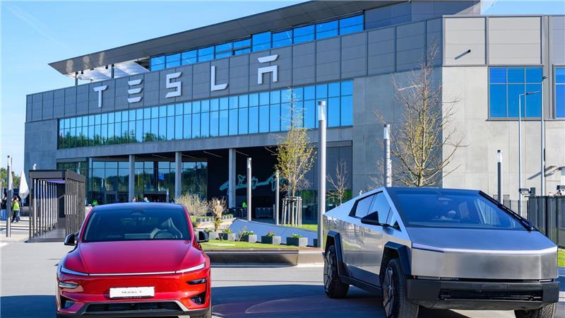 Der US-Elektroautobauer Tesla hat den Krankenstand in der Fabrik in Grünheide bei Berlin reduziert. (Archivbild)