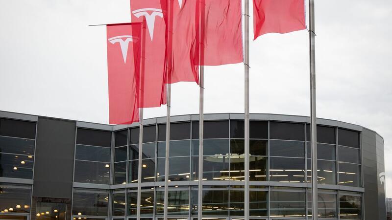 Der US-Elektroautobauer Tesla präsentiert seinen futuristischen „Cybertruck“ derzeit in Deutschland.