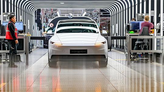 Der US-Elektroautobauer Tesla will die Produktion in seinem Werk in Grünheide noch weiter ankurbeln. (Archivbild)