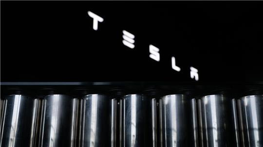 Der US-Elektroautobauer will Voraussetzungen für eine Produktion von Batteriezellen in Grünheide bei Berlin schaffen. 