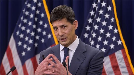 Der US-Leitzins bleibt unverändert – während der neue Fed-Chef Warsh überraschte.