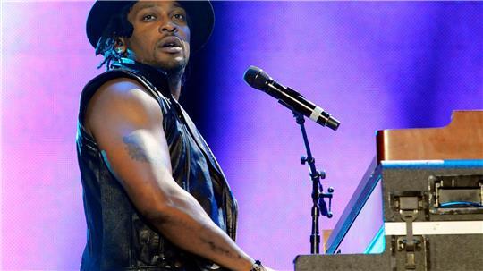 Der US-Musiker D’Angelo 2012 bei einem Auftritt in New Orleans. (Archivbild)
