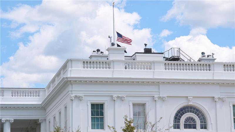 FBI prüft Terrorverdacht nach tödlichen Schüssen auf Kinder Der US-Präsident hat die amerikanische Flagge als Trauerbekundung auf halbmast setzen lassen.