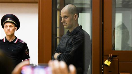 Der US-Reporter Evan Gershkovich steht in einem Glaskäfig in einem Gerichtssaal in Jekaterinbur: Ihm wird Spionage vorgeworfen.