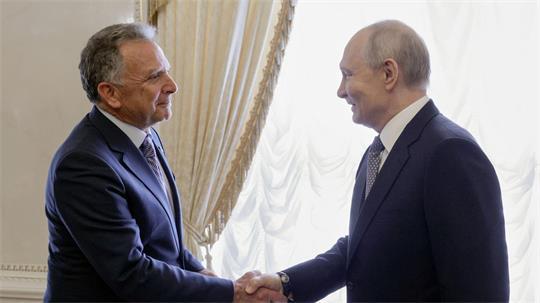 Der US-Unterhändler Steve Witkoff dankt bei einem neuen Besuch in St. Petersburg Kremlchef Wladimir Putin für die Freilassung eines Amerikaners.