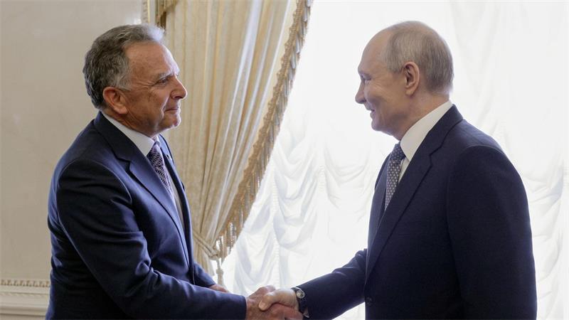 Putin spricht mit Trump-Gesandtem Witkoff über Ukraine-Krieg Der US-Unterhändler Steve Witkoff (l) in St. Petersburg Kremlchef Wladimir Putin neue Vorschläge für eine Friedenslösung im russischen Angriffskrieg gegen die Ukraine unterbreitet.